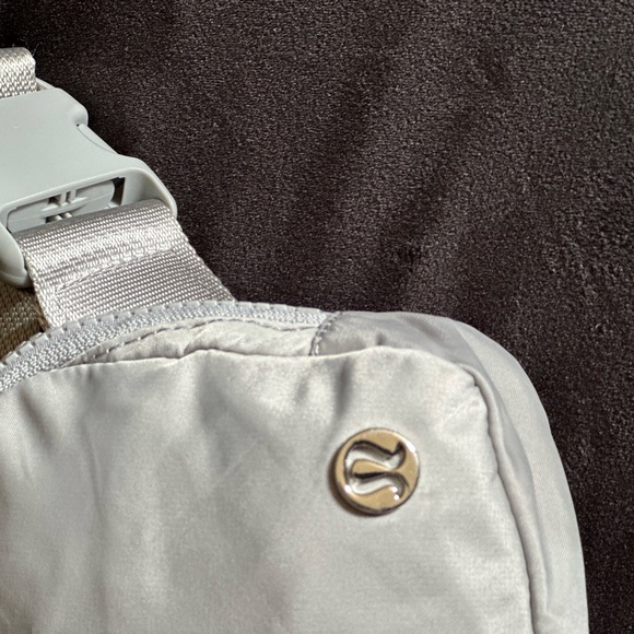lululemon Everywhere Belt Bag Crossbody Extended Strap color Silver/Gray - Picture 8 of 16